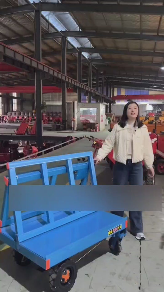 Електричний чотириколісний транспортний засіб тягне скляний автомобіль на будівельному майданчику